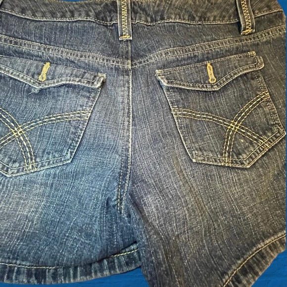 Tommy Hilfiger Jean Shorts (size 6) - Picture 2 of 6